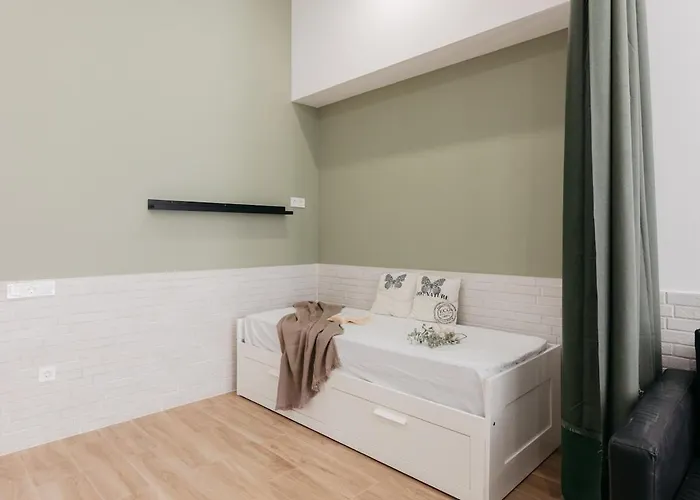 New! Comfort And Style Steps From Everything Valência
