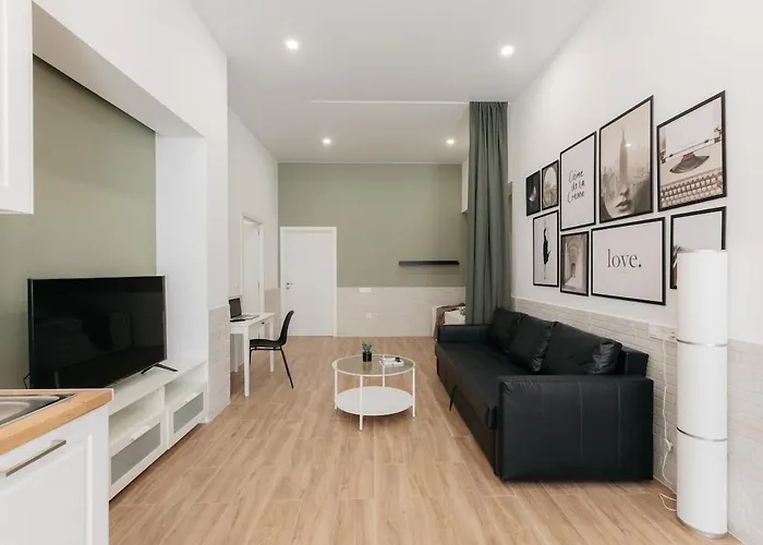 New! Comfort And Style Steps From Everything Daire Valensiya