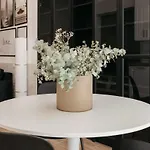 New! Comfort And Style Steps From Everything Appartamento *